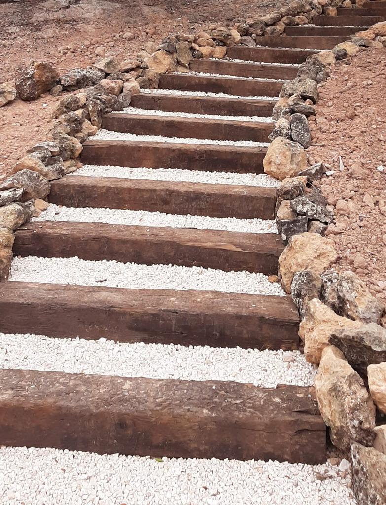 ESCALERA EXTERIOR DE TRAVESAÑOS, GRAVA BLANCA Y PIEDRA RUSTICA