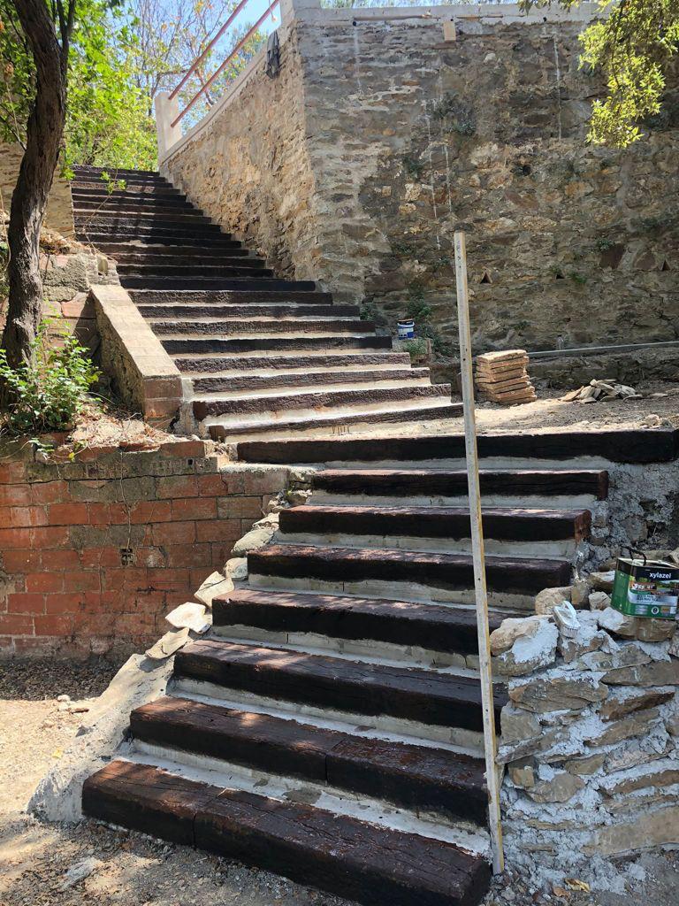 ESCALERA EXTERIOR DE OBRA Y TRAVESAÑOS MADERA