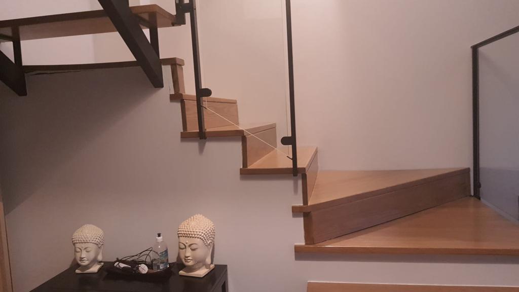 REMODELACIÓN PELDAÑOS ESCALERA INTERIOR MADERA