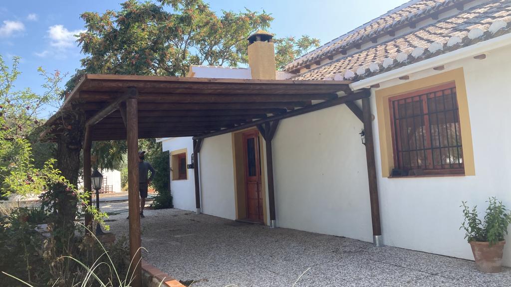 PÉRGOLA EXTERIOR DE MADERA A MEDIDA CON AISLAMIENTO