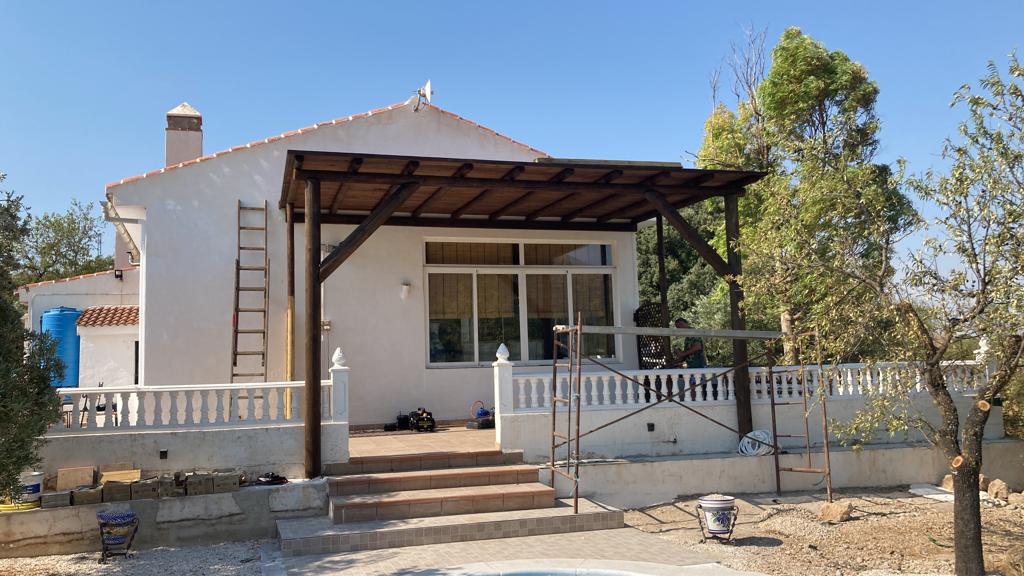 PÉRGOLA EXTERIOR DE MADERA A MEDIDA CON AISLAMIENTO