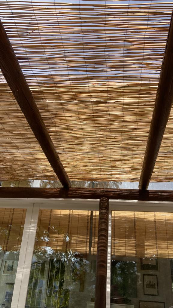 PÉRGOLA EXTERIOR MADERA A MEDIDA CON CAÑIZO