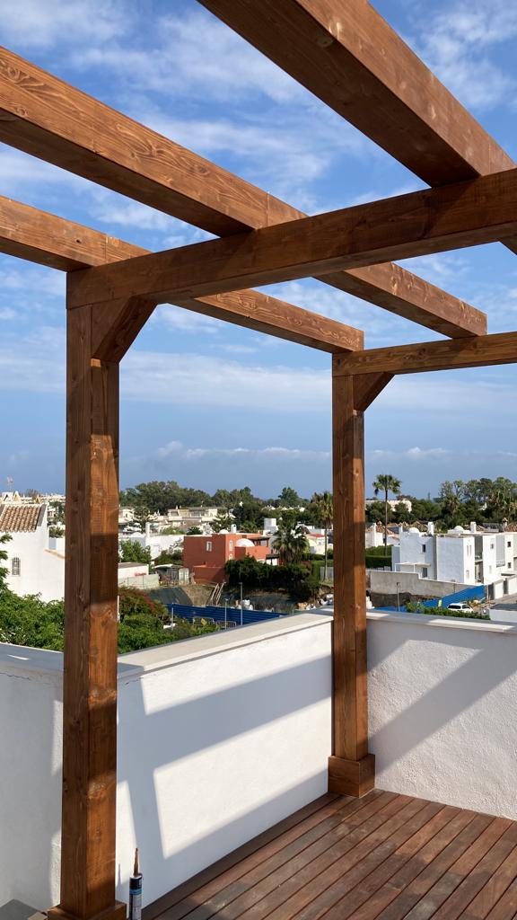 PÉRGOLA EXTERIOR DE MADERA A MEDIDA