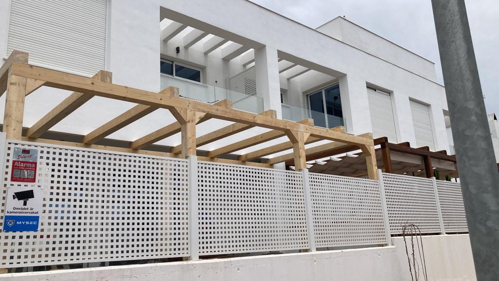 PÉRGOLA EXTERIOR DE MADERA NATURAL A MEDIDA