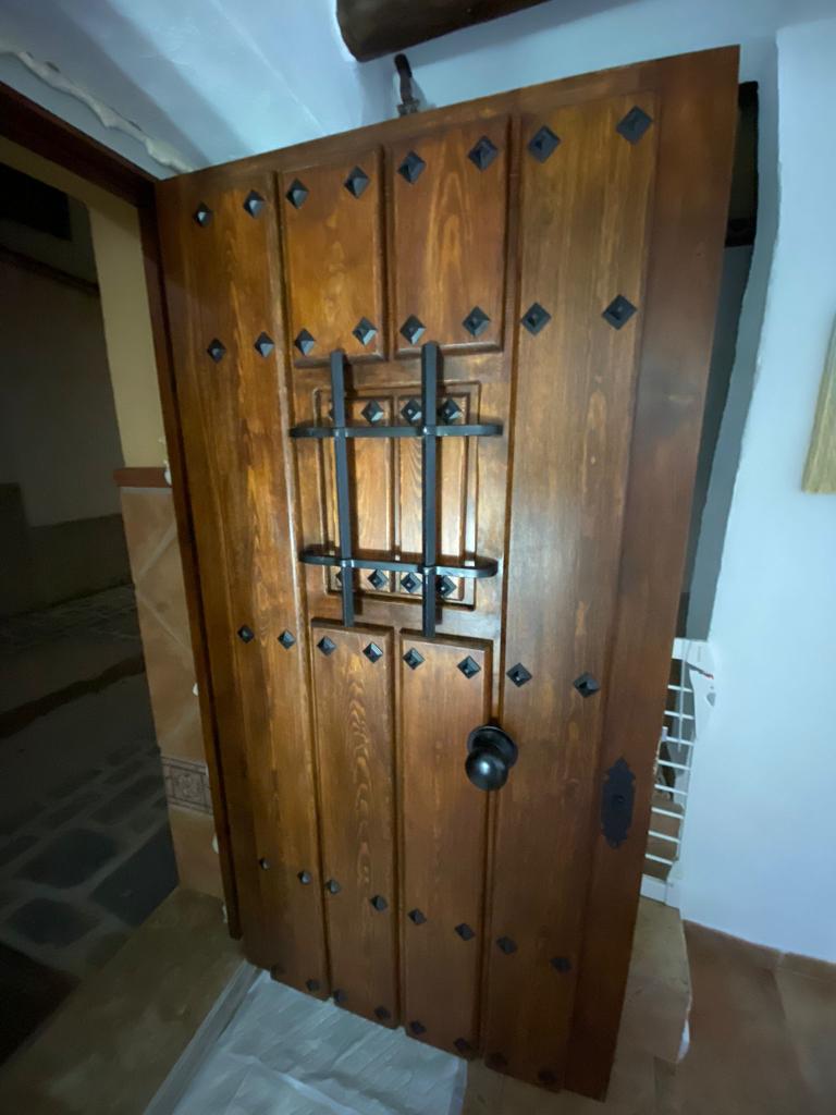 PUERTA EXTERIOR DE MADERA A MEDIDA CON VENTANA Y REJA