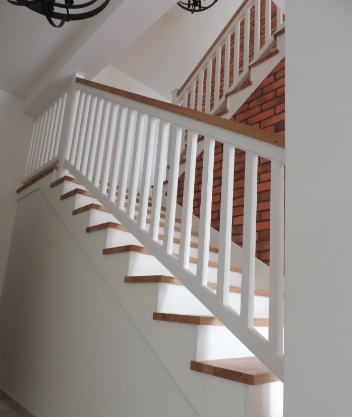 ESCALERA INTERIOR Y PASAMANOS DE MADERA