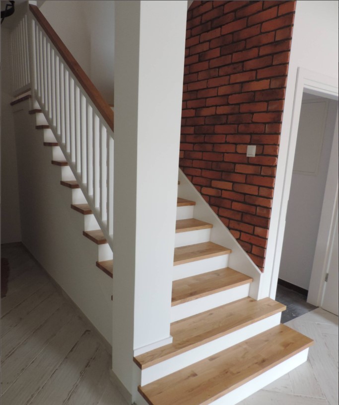 ESCALERA INTERIOR Y PASAMANOS DE MADERA