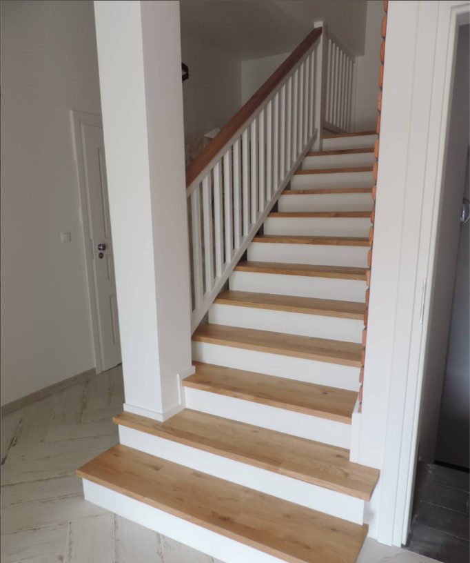 ESCALERA INTERIOR Y PASAMANOS DE MADERA