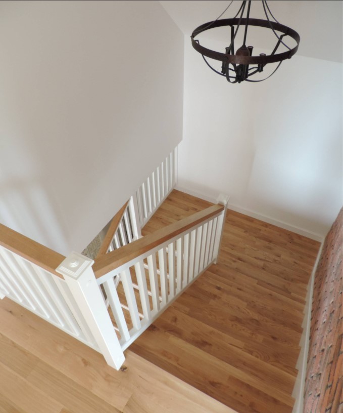 ESCALERA INTERIOR Y PASAMANOS DE MADERA