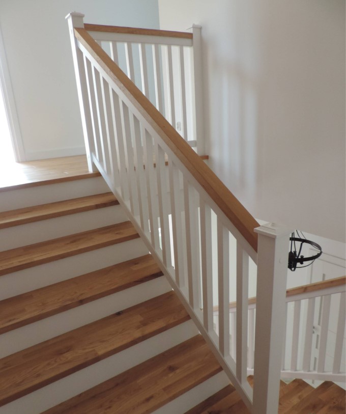 ESCALERA INTERIOR Y PASAMANOS DE MADERA