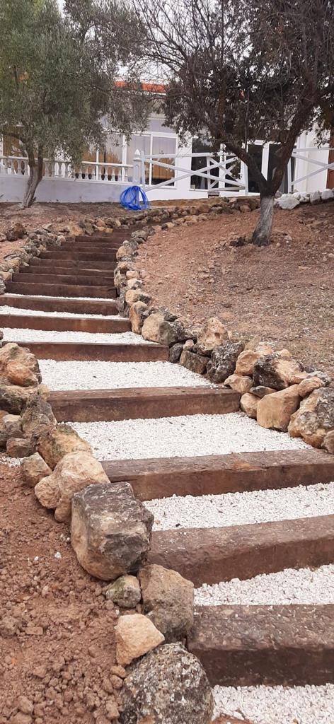 ESCALERA EXTERIOR DE TRAVESAÑOS, GRAVA BLANCA Y PIEDRA RUSTICA