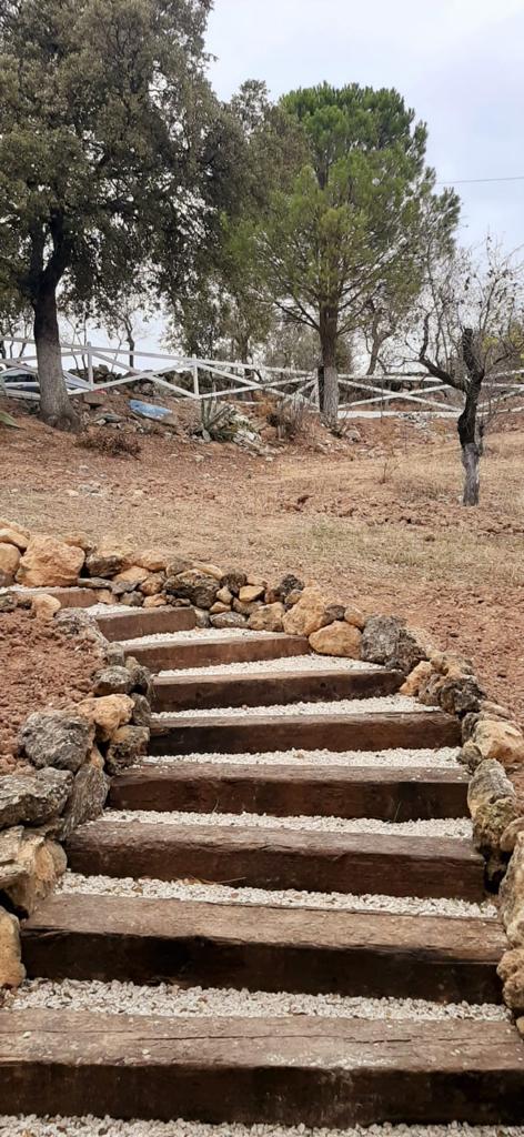 ESCALERA EXTERIOR DE TRAVESAÑOS, GRAVA BLANCA Y PIEDRA RUSTICA