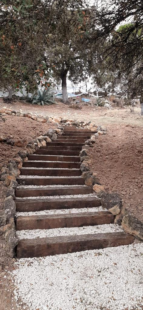 ESCALERA EXTERIOR DE TRAVESAÑOS, GRAVA BLANCA Y PIEDRA RUSTICA