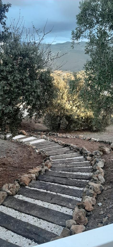 ESCALERA EXTERIOR DE TRAVESAÑOS, GRAVA BLANCA Y PIEDRA RUSTICA