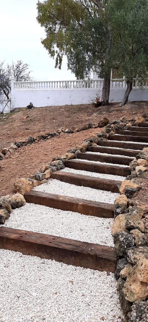 ESCALERA EXTERIOR DE TRAVESAÑOS, GRAVA BLANCA Y PIEDRA RUSTICA