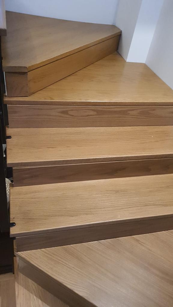 REMODELACIÓN PELDAÑOS ESCALERA INTERIOR MADERA