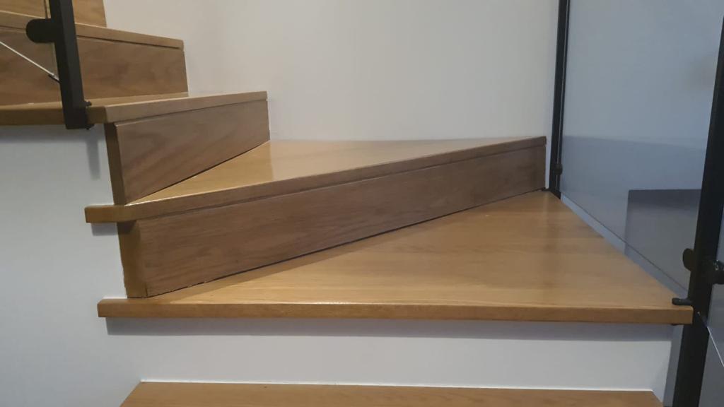 REMODELACIÓN PELDAÑOS ESCALERA INTERIOR MADERA