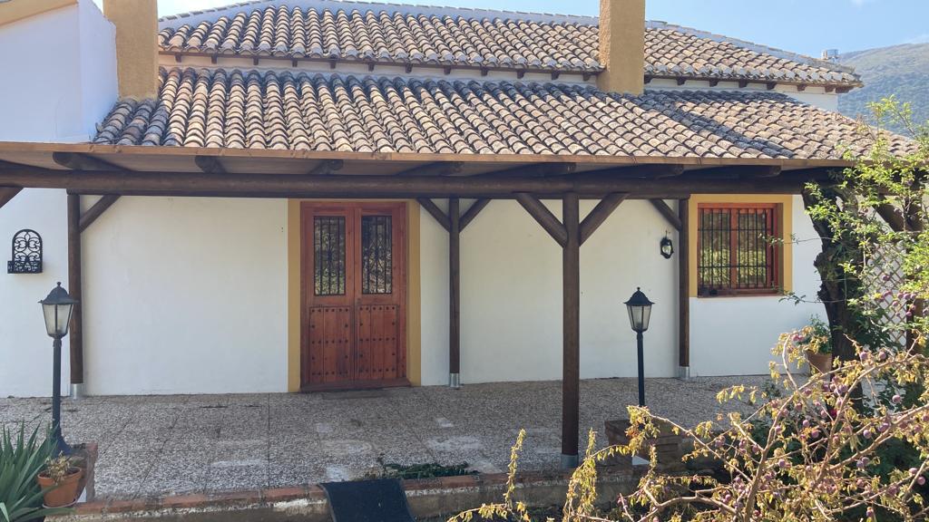 PÉRGOLA EXTERIOR DE MADERA A MEDIDA CON AISLAMIENTO