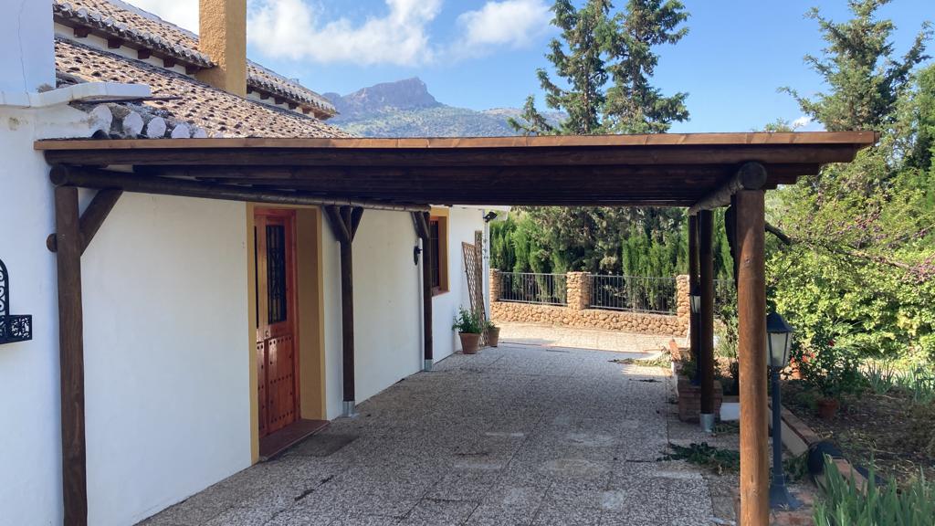 PÉRGOLA EXTERIOR DE MADERA A MEDIDA CON AISLAMIENTO