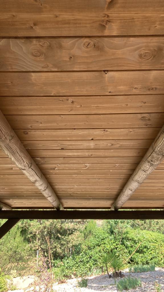 PÉRGOLA EXTERIOR DE MADERA A MEDIDA CON AISLAMIENTO