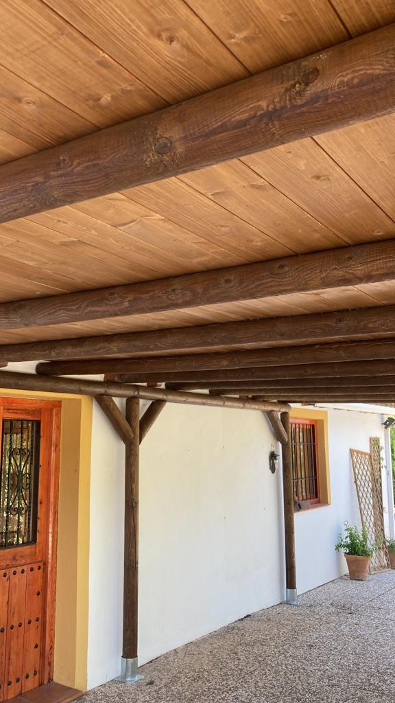 PÉRGOLA EXTERIOR DE MADERA A MEDIDA CON AISLAMIENTO