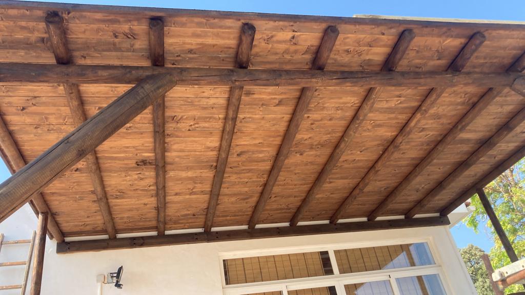 PÉRGOLA EXTERIOR DE MADERA A MEDIDA CON AISLAMIENTO