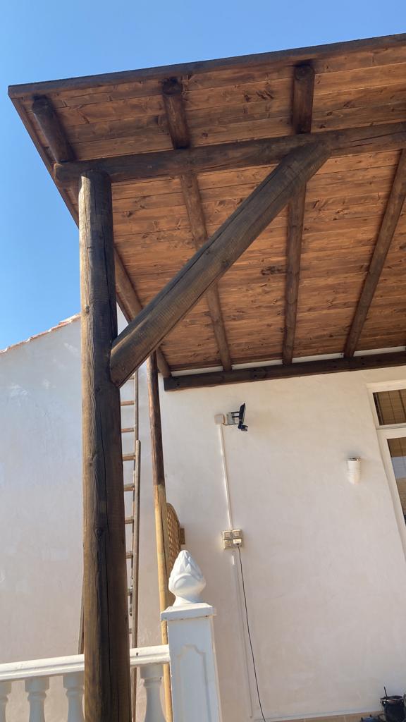 PÉRGOLA EXTERIOR DE MADERA A MEDIDA CON AISLAMIENTO