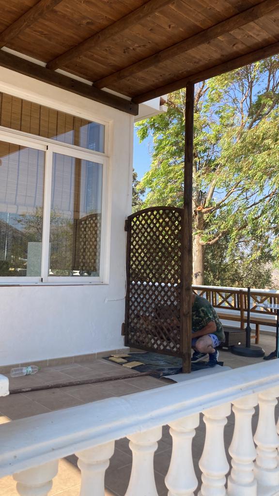 PÉRGOLA EXTERIOR DE MADERA A MEDIDA CON AISLAMIENTO