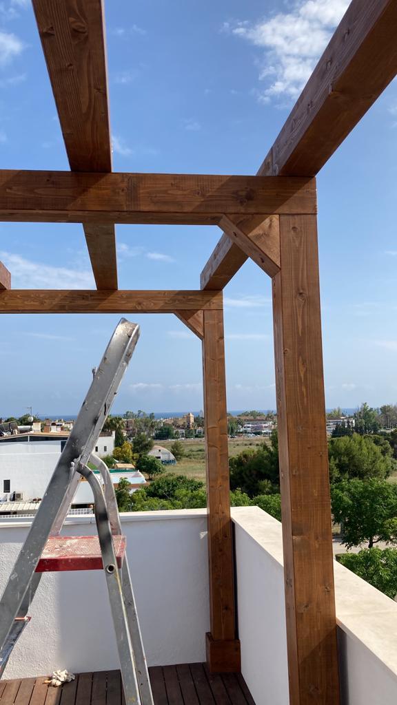 PÉRGOLA EXTERIOR DE MADERA A MEDIDA