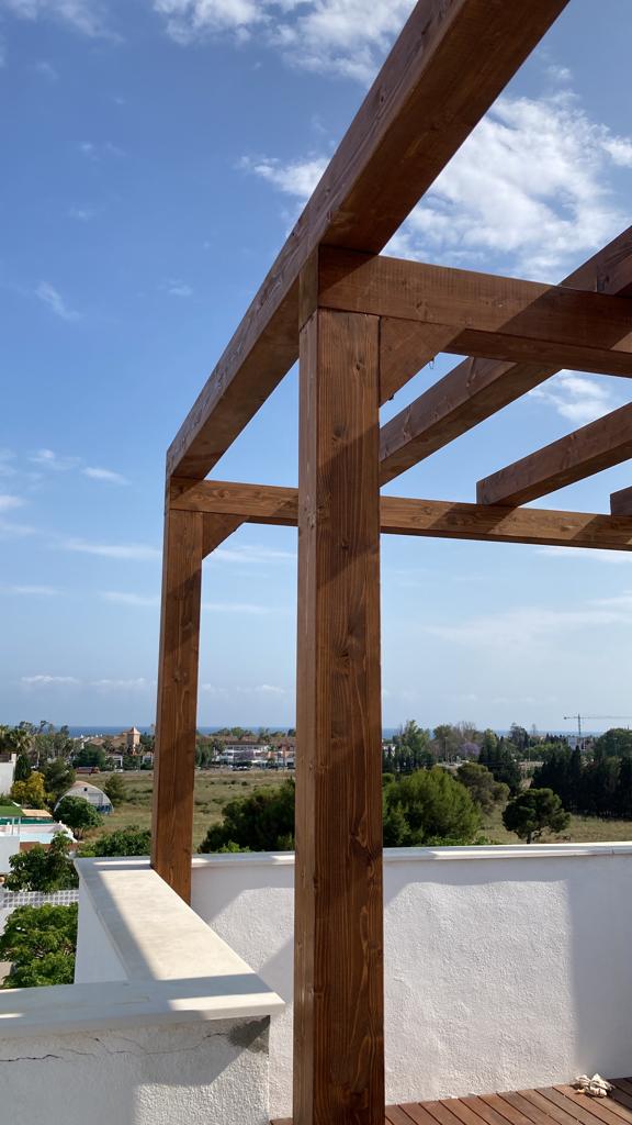 PÉRGOLA EXTERIOR DE MADERA A MEDIDA