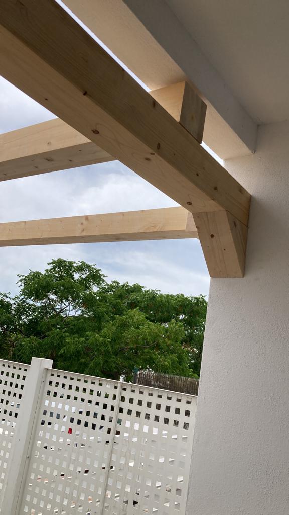 PÉRGOLA EXTERIOR DE MADERA NATURAL A MEDIDA