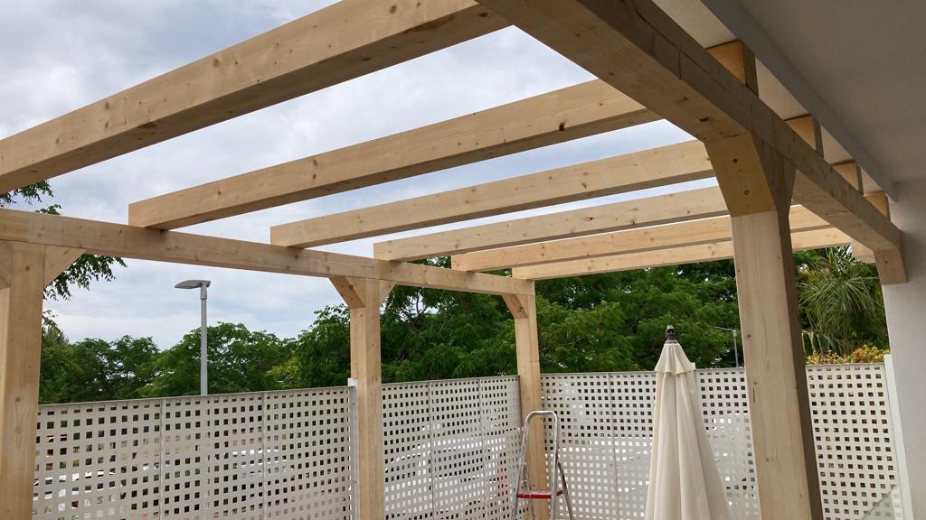 PÉRGOLA EXTERIOR DE MADERA NATURAL A MEDIDA