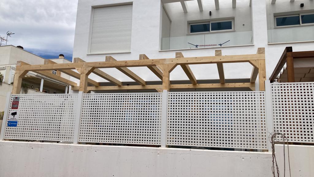 PÉRGOLA EXTERIOR DE MADERA NATURAL A MEDIDA