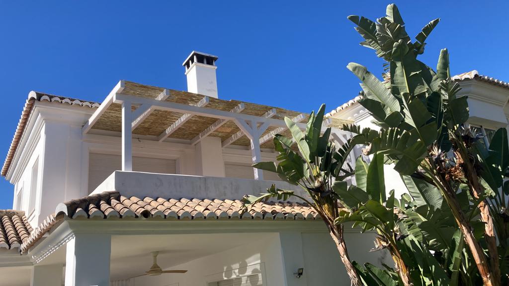 PÉRGOLA BLANCA EXTERIOR DE MADERA A MEDIDA CON CAÑIZO