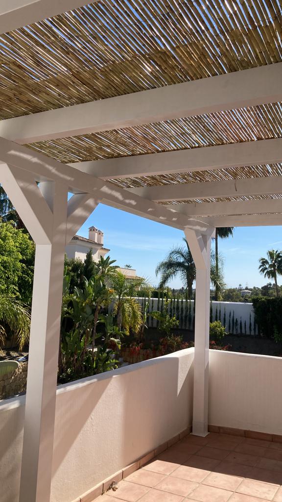 PÉRGOLA BLANCA EXTERIOR DE MADERA A MEDIDA CON CAÑIZO