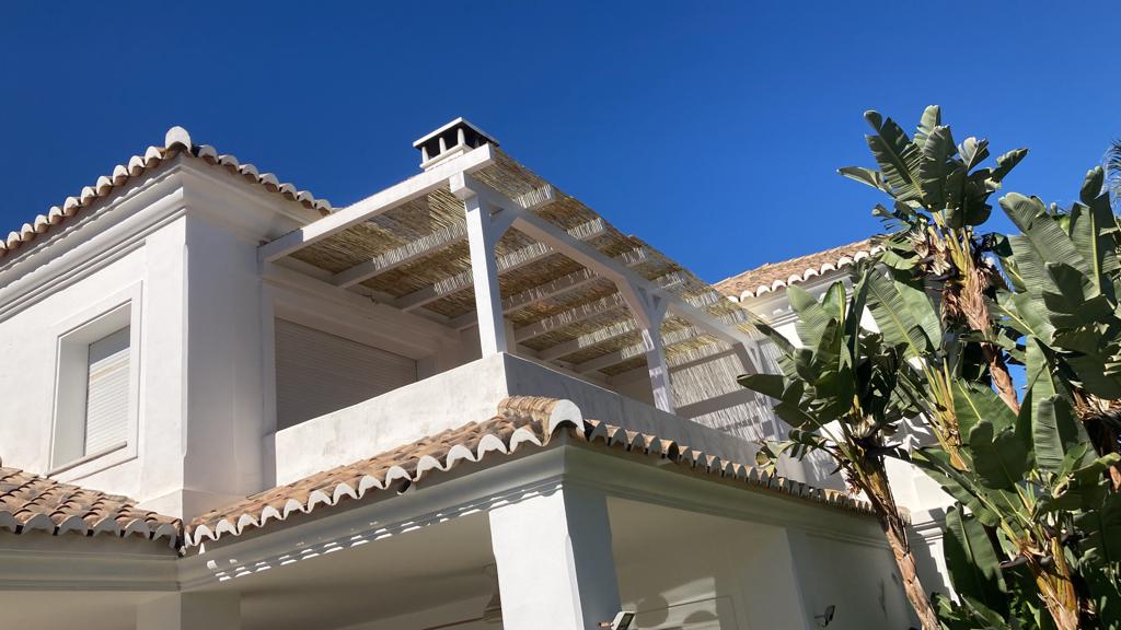 PÉRGOLA BLANCA EXTERIOR DE MADERA A MEDIDA CON CAÑIZO